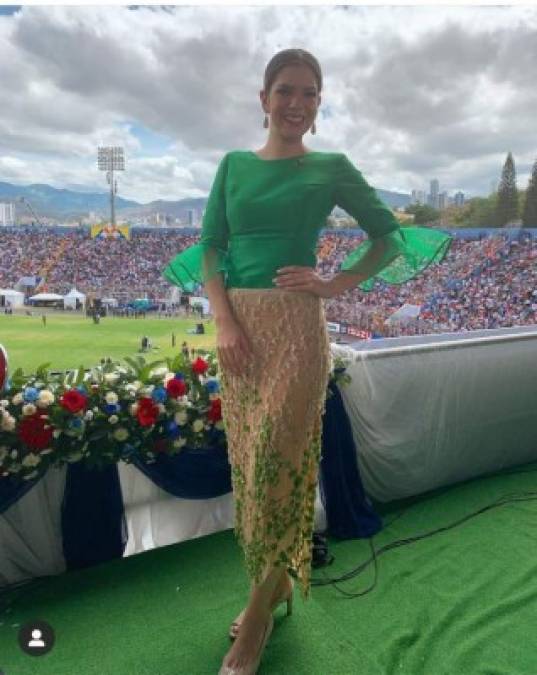 Melissa Valeriano de Televicentro encantó con este elegante atuendo en el estadio nacional de Honduras.