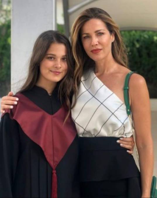 Manuela recién celebró su graduación de la secundaria Thomas Jefferson Campus Guadalajara. Su madre publicó varias fotos de gran día junto a un mensaje donde expresa el orgullo que siente por su primogénita.<br/><br/>'¡Qué orgullo de mi princesa graduada! Eres demasiado hermosa amor mío. Manuela, me emocioné tanto verte ahí con tu toga, tan feliz y madura. Te amo, felicidades, todos estamos orgullosos de ti”, escribió Jaydy, de 45 años.