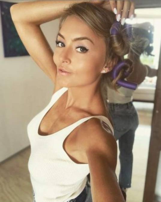 La controversia se generó con unas imágenes en las que Angelique Boyer presumió su cuerpo luciendo un short y un mini top.