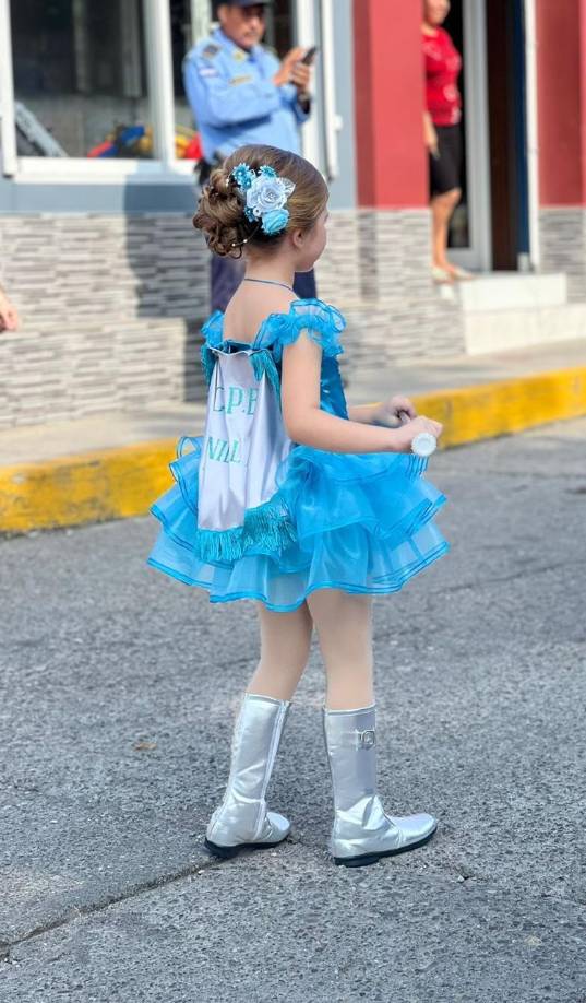 En los últimos años, las pequeñas palillonas han capturado corazones a lo largo de Honduras con su belleza y carisma, y Alanita continúa con esta encantadora tradición.