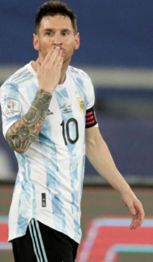 Messi dejó un beso ante las cámaras luego de su golazo de tiro libre.