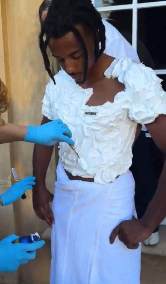 La moda para muchos es arriesgarse a crear cosas nuevas y por ello Koundé posó para las cámaras cubierto de espuma de afeitar como si fuese una prenda para la parte superior del cuerpo, tal como un pastel el jugador del azulgrana lució la crema como una camisa, mientras usaba una especie de toga para cubrir desde la cintura hasta las piernas. 