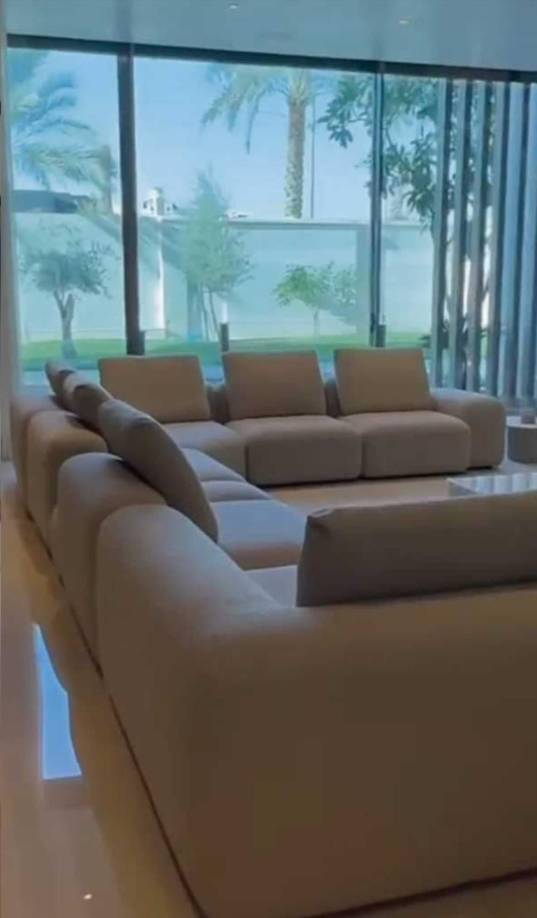 “Hogar, dulce hogar”, escribió junto a las imágenes en las que mostró el antes y después de un amplio e iluminado salón, con pisos de mármol y con ventanales de piso a techo. 