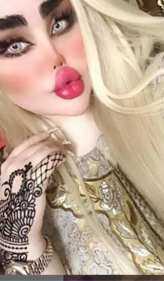 Su apariencia le ha dado 100 mil seguidores en Instagram y más de 43 mil en TikTok, ya que los usuarios están obsesionados con su apariencia.