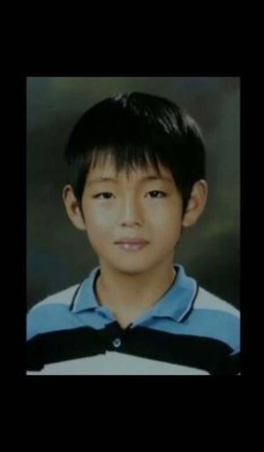 V (Kim Tae Hyung)<br/>Tocó el saxofón durante 3 años desde que estaba en séptimo grado.<br/>Su debut se mantuvo en secreto hasta que BigHit sacó las teaser photos de 'No More Dream' revelando que V sería el 7º miembro.<br/>Su popularidad fue tan grande que fue el primer miembro en tener un fansite.