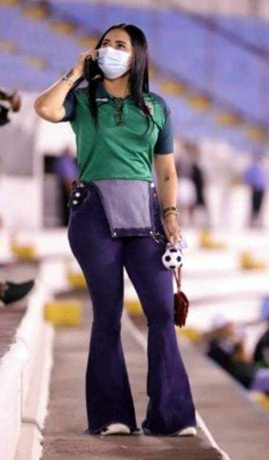 Esta bella aficionada del Marathón flechó en las gradas del estadio Olímpico.