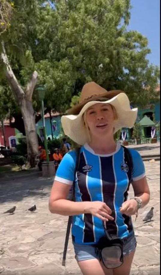 Kylie, quien en sus redes sociales, habla de sus cultivos, animales de granja y sus gatitas, sorprendió a los hondureños al publicar que se encontraba en Honduras, específicamente en Comayagua. “He vuelto a Centroamérica, ya fuimos a Colombia, Perú y Chile. Ahora estamos en Comayagua, Honduras. Es mi primera vez aquí, y queda como a una hora y media de Tegucigalpa. Es un lugar bien importante para la historia de Honduras” cuenta desde el Hotel Antigua Comayagua, donde se hospedó.