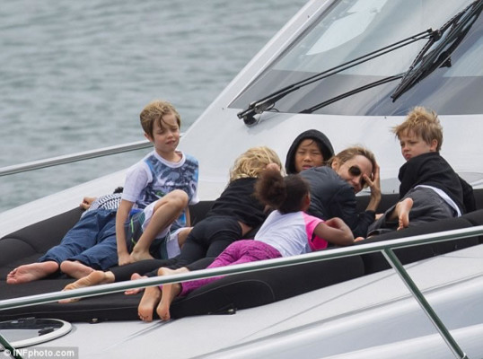 Angelina Jolie y Brad Pitt de vacaciones con sus hijos