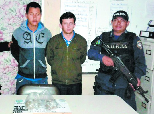 Acusan a dos motociclistas por posesión y tráfico de drogas