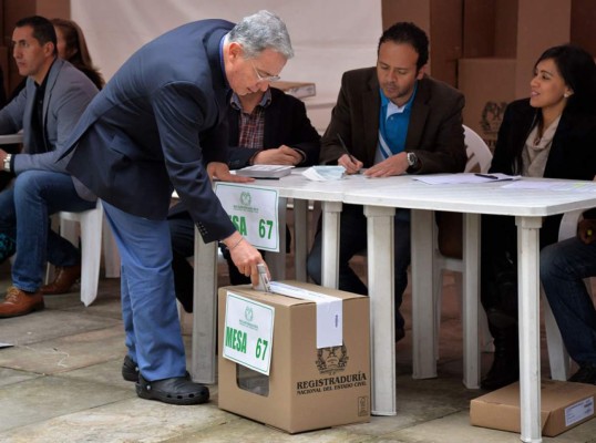 Abren los centros de votación para la segunda vuelta presidencial en Colombia