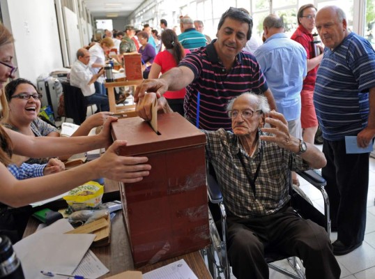 Cierran las mesas de votación; uruguayos están a la espera