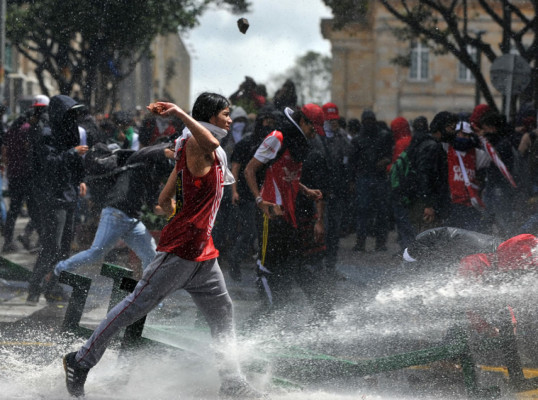 Santos militariza Bogotá, protestas de campesinos dejan dos muertos