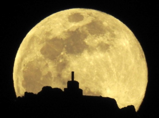 ¿Qué es el equinoccio de primavera que coincide hoy con la superluna?