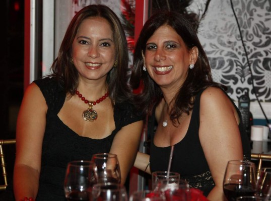 Emoción en una noche en rojo y amistad