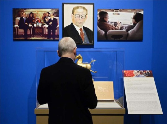 George W. Bush retrata a Aznar, Calderón y Uribe en su estreno como pintor