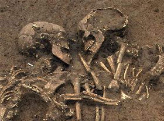 Encuentran a prehistóricos 'Romeo y Julieta' en eterno abrazo