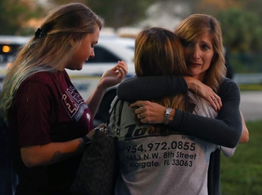 Luto y dolor en Florida tras masacre en colegio de Parkland