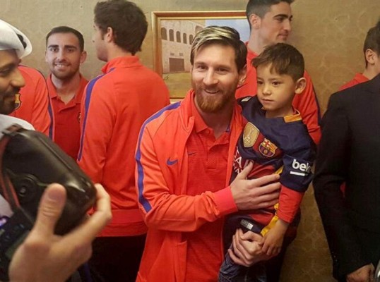 Niño afgano cumple el sueño de conocer a Messi