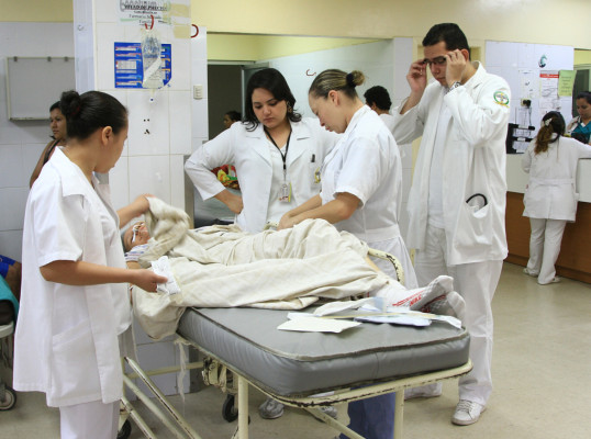 Gobierno les debe nueve meses a enfermeras