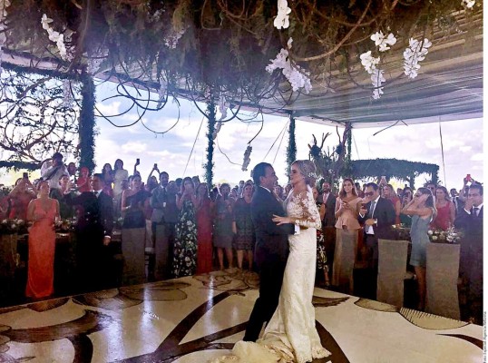 Adal Ramones se casó, así fue su boda con Karla de la Mora