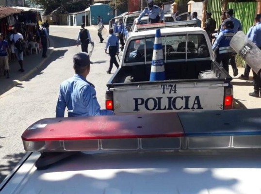 Pobladores intentan liberar a presunto vendedor de droga capturado por la Policía
