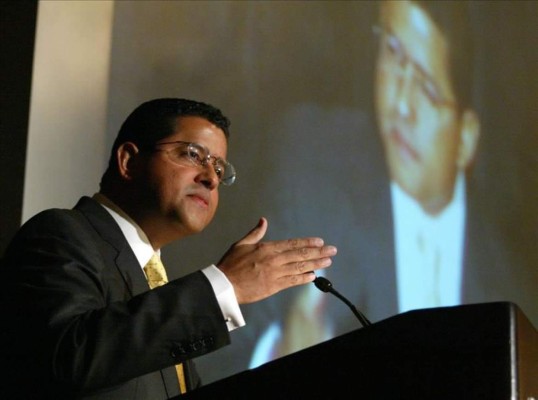 Ordenan captura contra el expresidente Flores de El Salvador