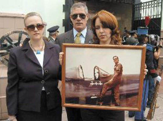 Con honores despiden al coronel Fernando Soto