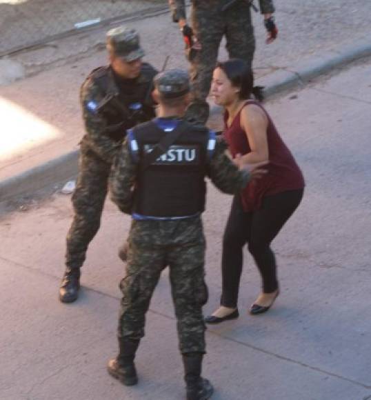 Al ver el cuerpo de las víctimas sus familiares soltaron en llanto; los policías tuvieron que contenerlos.