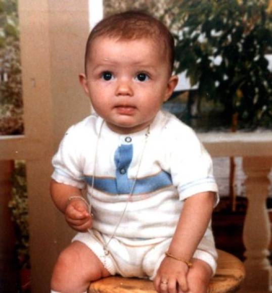 Cristiano Ronaldo dos Santos Aveiro nació el 5 de febrero de 1985 en madeira, Portugal.