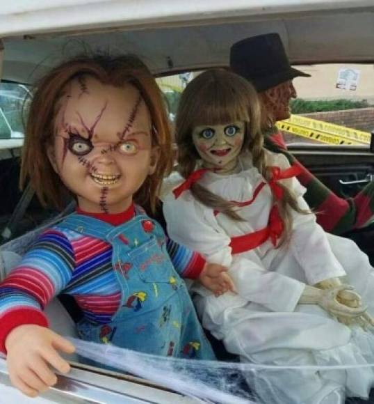 De acuerdo con los investigadores, Ed y Lorraine Warren, dentro de la muñeca no moraba Annabelle, sino un espíritu maligno. Es por ello que decidieron practicarle un exorcismo y guardarla para siempre.