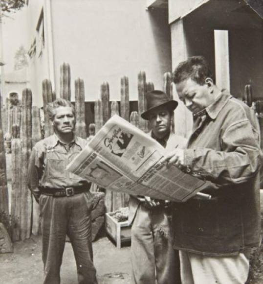 Diego Rivera acompañado por otros hombres en Casa Azul.