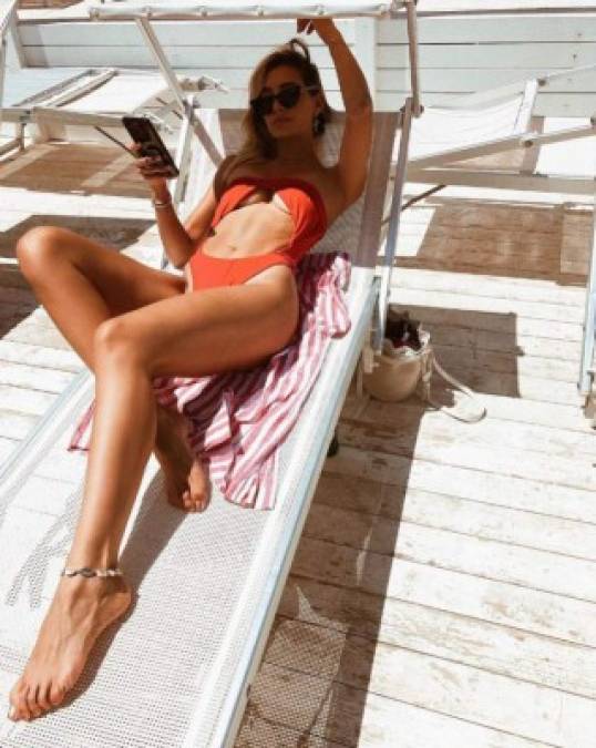 En Puglia, Apulia en español, Michelle Salas lució sus mejores bikinis, entre estos los de la marca de la modelo Emily Ratajkowski, Inamorata.<br/>