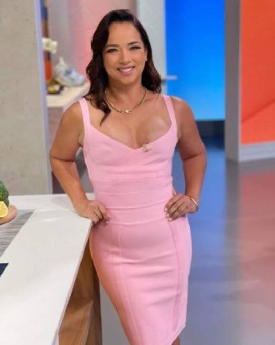 Adamari también se ha atrevido a usar modelos con pronunciados escotes, como este vestido rosa estilo bodycon que eligió para su regreso a Hoy Día, unos días después de anunciar su separación de Toni Costa.