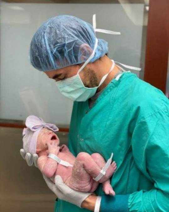 En sus redes sociales, Enrique Iglesias posó con la recién nacida a quien se refiere como 'Mí sol'.