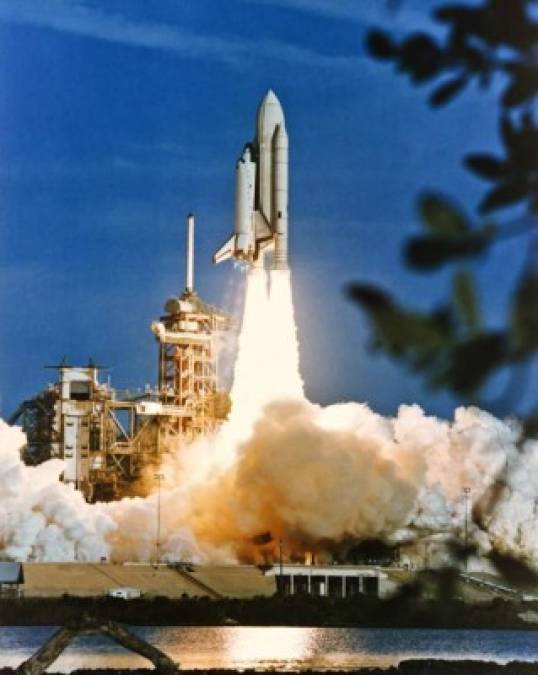 - 1981: transbordador espacial -<br/><br/>El 12 de abril de 1981, entró en funcionamiento el transbordador estadounidense Columbia, el primer vehículo espacial reutilizable.<br/><br/>Cinco transbordadores estadounidenses (Columbia, Challenger, Discovery, Atlantis y Endeavour) se fueron sucediendo hasta que se interrumpió el programa, en 2011. Desde entonces, Estados Unidos depende de Rusia para enviar a astronautas a la ISS. Dos transbordadores se destruyeron durante el vuelo, provocando la muerte de 14 astronautas: Challenger en 1986 y Columbia en 2003.