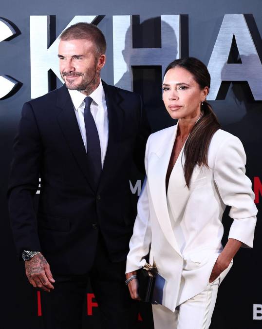 Netflix lanzó una miniserie sobre David Beckham que repasa brevemente la trayectoria del inglés, desde sus inicios en Manchester United hasta llegar al Real Madrid, incluso cuando conoció a su esposa Victoria.