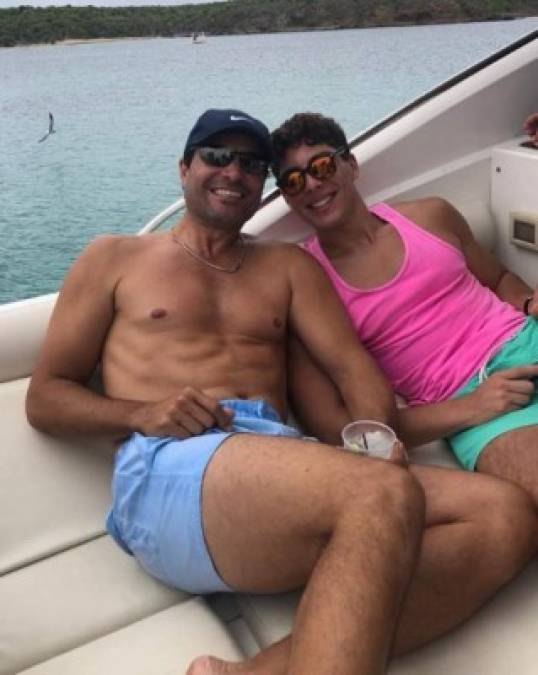 Lorenzo heredó tanto el atractivo de su padre como de su madre. Sin embargo, al igual que Chayanne es amante del ejercicio.