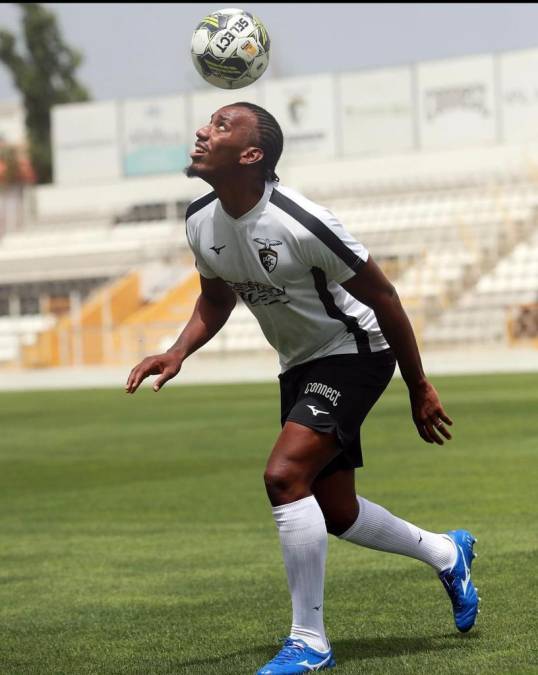 El delantero hondureño Bryan Róchez fue presentado como nuevo jugador del club Portimonense de la primera división de Portugal. El atacante llega procedente del Nacional de Madeira.