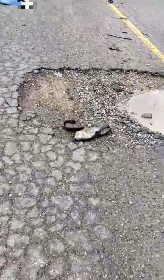 El conductor que provocó el accidente culpó a los baches de haber provocado que perdiera el control del carro.