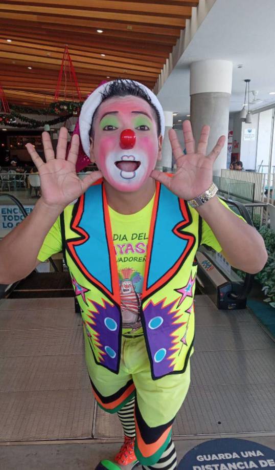 Este ejemplar salvadoreño. en el día trabajaba y en la noche estudiaba porque estaba convencido de que se iba a graduar en la universidad.