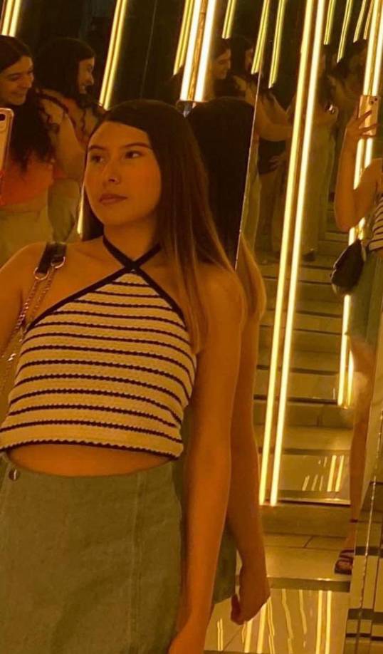 Los reportes mencionan que, al momento de la desaparición, Paola portaba una camiseta blanca con rayas negras horizontales, así como una falda-short azul. No se ha detallado si los restos localizados la mañana de este jueves tenían las mismas prendas. Esta fue la última foto que se tomó la joven.