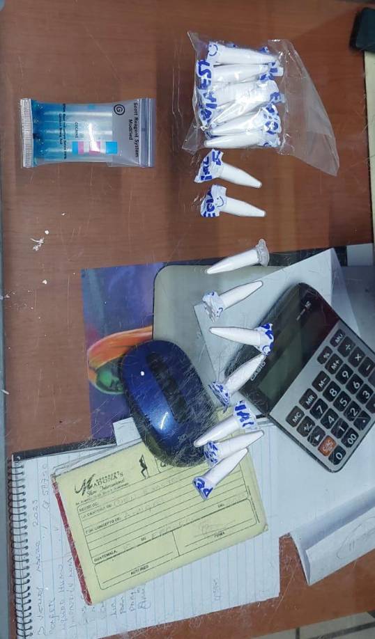 Según el Ministerio Público de Guatemala, fueron secuestrados 99 indicios, entre ellos: teléfonos, computadoras, tablets, cuadernos con apuntes de servicios sexuales y 12 mil quetzales en efectivo. 