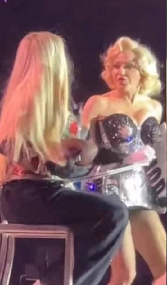 Se han viralizado algunos videos donde la intérprete de “Vogue” le dice a Wendy que se siente para calificar a los bailarines, pero ella lejos de entenderlo prefirió animar a los bailarines. 