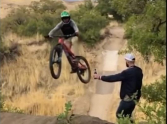 No lo vea: video de una moto y una botella en WhatsApp