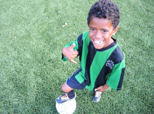 Mini 'clon' de Ronaldinho quiere brillar en Barcelona