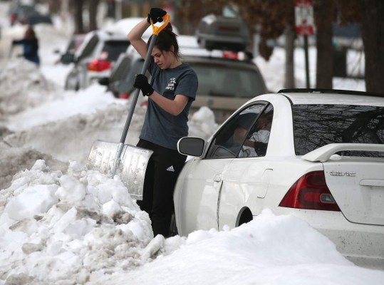 Washington sigue semiparalizada por la nieve