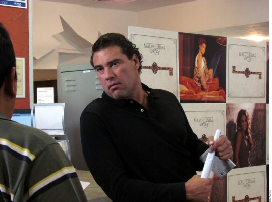 Policía investiga a Eduardo Yáñez por golpear a periodista