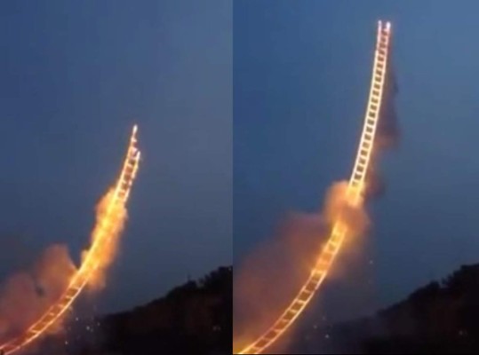Sorprendente 'escalera al cielo' realizada por fuegos artificiales
