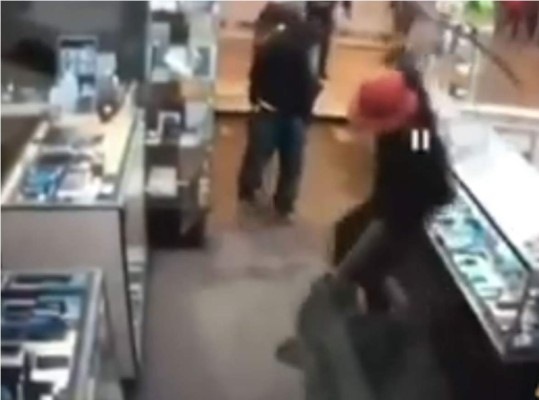 Joven 'poseído' ataca a hombre con una espada samurai