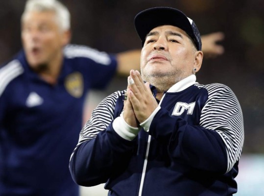 Maradona evoluciona bien tras ser operado de un hematoma subdural en la cabeza